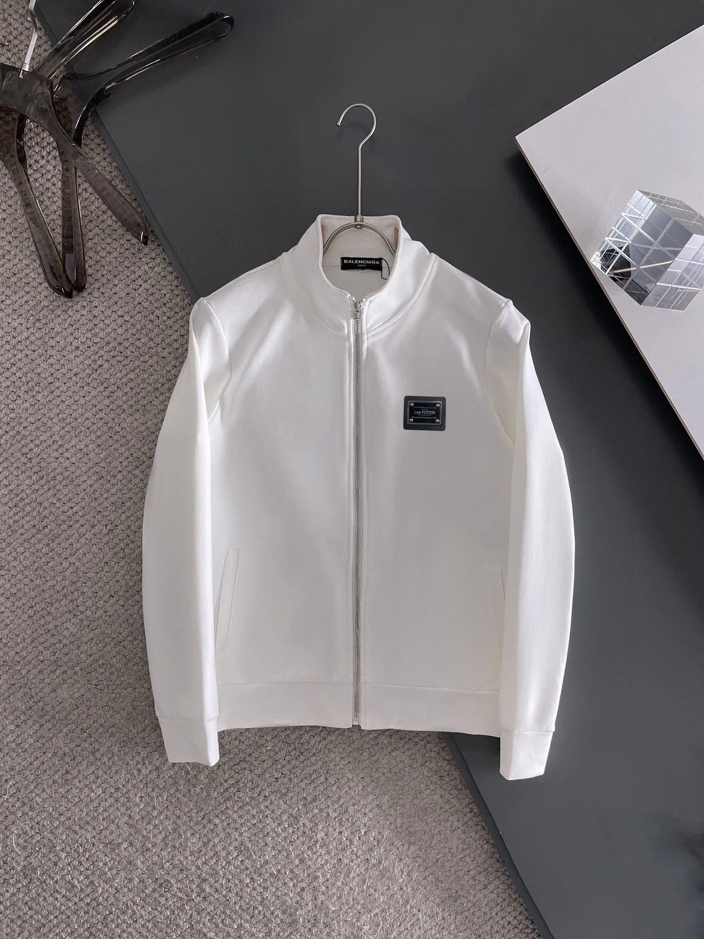 🅿️420 [LV Louis Vuitton] (Fat Man Gospel) hot-selling suit is coming. Focus on the original version of the official website. 2025 new hot-selling cardigan sweater suit. The original order is the best. 🇭🇰The meticulous work of top designers is dedicated to a fitting and perfect upper body effect. All-natural high-quality Roman cotton 100%, close-fitting comfort, noble and elegant! Original hardware embodies elegance and nobility! Counter size: M-5XL (maximum wear up to 220 pounds)
